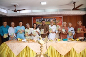 कोंकणी राष्ट्र मान्यता दिसाचे निमितान एरणाकुळम बी टी एच सभाघरांत घडयलें कार्यावळींत मेयर अनिलकुमार &#039;गुरपळे&#039; पुस्तकाचे प्रकाशन करतना
