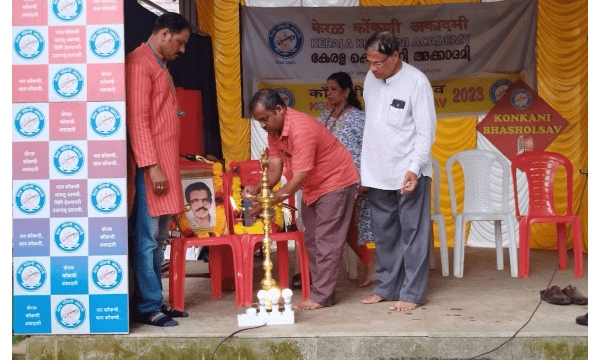 फोटो: कोचींत घडयलें कोंकणी भाषोत्सव विजीत कुमार उक्तावण करतना. कुशीक शेटी, सुरजी आनी पी.एन.कृष्णन
