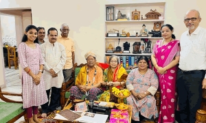 ವಿಶ್ರಾಂತ ರಾಜ್ಯಪಾಲ ಪಿ. ಬಿ. ಆಚಾರ್ಯ ಆನಿ ಕವಿತಾ ಆಚಾರ್ಯ ಹಾಂಕಾ° ಗೌರವಾರ್ಪಣ