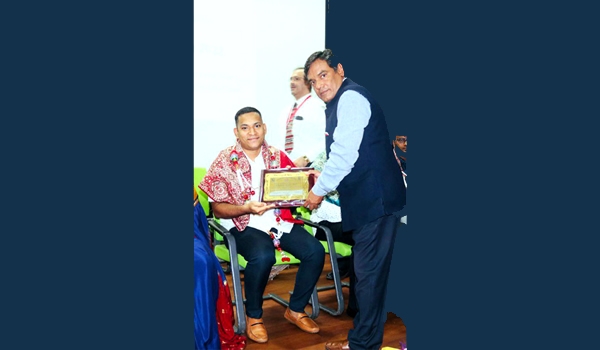 ತರನಾಟೊ ರಾಕೇಶ ಕಾಮತ ಹಾಂಕಾ° ರೆಡ್ ಕ್ರಾಸ್ ಸನ್ಮಾನ
