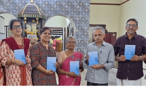 उकत्या मळबाखाला..’ प्रवासवर्णनांचो संग्रह