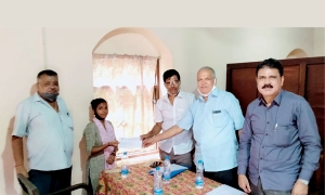 ಕೆ. ಡಿ ಸಿ ಸಿ ಬ್ಯಾಂಕ್ ಪರಿಹಾರ ನಿಧಿ ಚೆಕ್ ದಿಲಿ°.