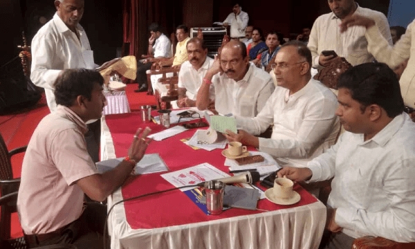 ಜನತಾದರ್ಶನ ಕಾರ್ಯಕ್ರಮಾಂತು ರಸ್ತೆ ದುರಸ್ತಿ ಕರಚೆ ತಶೆ° ಮನವಿ