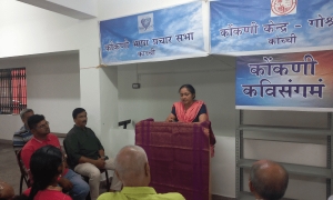 श्रीमती. सरस्वती एस प्रभु आपली कविता सादर करतना