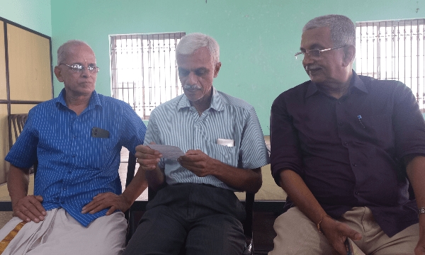 कवी श्री. पंकज आशर कविता प्रस्तुत करताना.