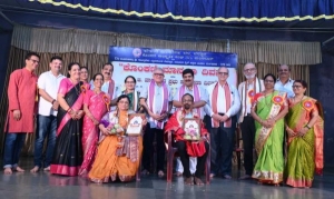ಕೊಂಕಣಿ ಎಕಿ ಸಮೃದ್ಧ ಭಾಸ. ವೆಗವೆಗಳೆ ಧರ್ಮಾಚೆ ಆನಿ ವ್ಹಿಂಗವ್ಹಿoಗಡ ಪಂಗಡಾಚಾಲಿ ಮಾತೃಭಾಸ ಜಾವನು ಆಸಾ - ವೇದವ್ಯಾಸ ಕಾಮತ್