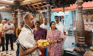 ಭಾರತ ಸರಕಾರಾಚಿ ಮಂತ್ರೀಣ್ ಶ್ರೀ ವೆಂಕಟರಮಣ ದೇವಳಾಕ ಭೇಟಿ