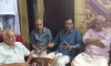 कवी सुधीष एस. शेणै कविता प्रस्तुत करताना.