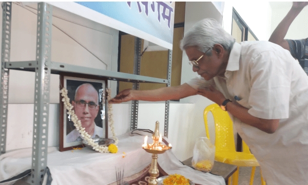 श्री. आर एस भास्कर हांणी श्रद्धांजली अर्पण करताना. 