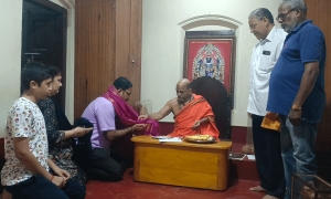 ನಂದ್ಯಾಲ ರಘುವೀರ್ ಶೆಣೈ ಹಾಂನಿ°  ಶ್ರೀ ಶ್ರೀ ಸುಗುಣೇಂದ್ರ ತೀರ್ಥ ಹಾಂಕಾ° ಭೇಟಿ ದಿಲಿ
