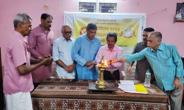 कोचींत जाल्ले अखिल भारतीय कोंकणी परिशदेचे मनोमिलन कार्यावळीचे निर्णय सभा निवृत्त न्यायाधीश के.के.उत्तरन दिवली पेटेवंन उक्तावण करतना.